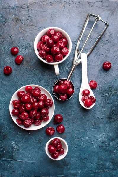 Reife entkernte Kirschen, gefrorene Früchte und Beeren vor dunklem Hintergrund. Ein Ort für Text, ein Blick von oben. — Stockfoto