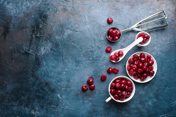 Reife entkernte Kirschen, gefrorene Früchte und Beeren vor dunklem Hintergrund. Ein Ort für Text, ein Blick von oben. — Stockfoto