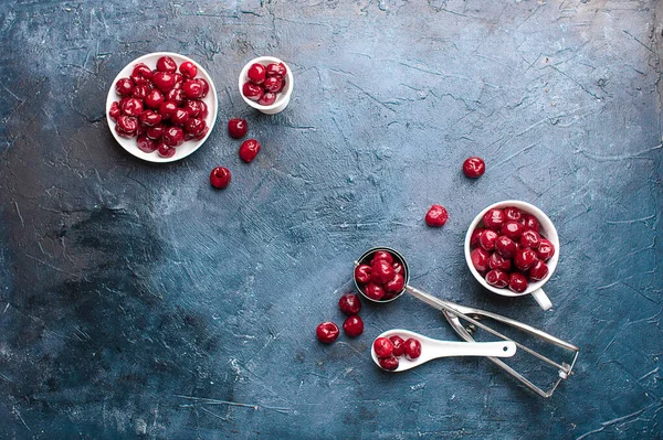 Reife Entkernte Kirschen Gefrorene Früchte Und Beeren Vor Dunklem Hintergrund — Stockfoto