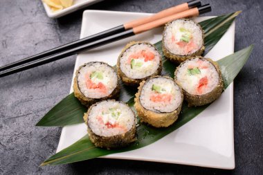 Avacado, somon, krem peynir, deniz yosunu, soya sosu ve zencefilli sandviç hazırla. Suşi