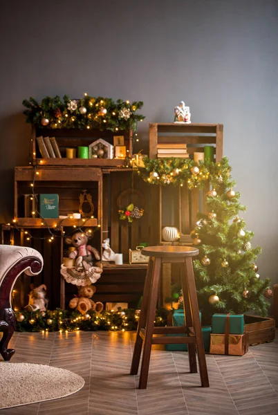 Decoração Acolhedora Ano Novo Uma Bela Casa Brinquedos Sofá Guirlandas — Fotografia de Stock