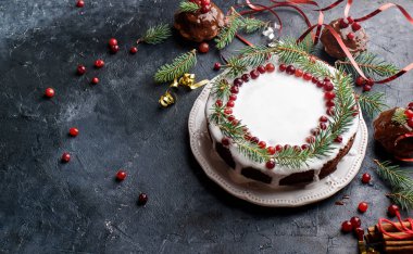 Yılbaşı çikolatalı keki, beyaz jöleli, kızılcıklarla süslenmiş. Çikolata kaplı kekler. Tatil yemeği ve içeriği. Mutlu Noeller içeriği