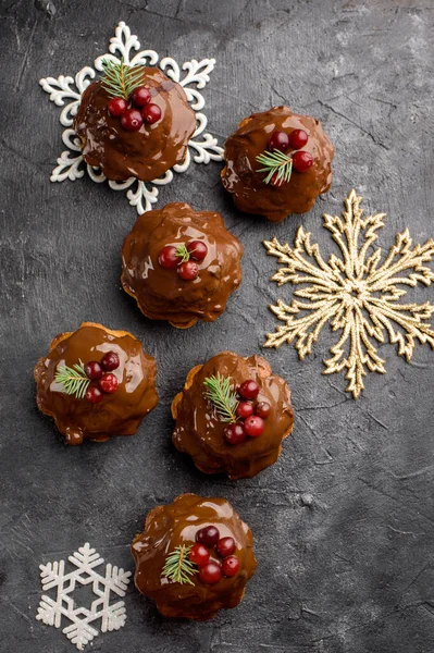 Christmas Chocolate Cupcakes Icing Decorated Sprig Spruce Cranberries Dark Table — Stock Photo, Image