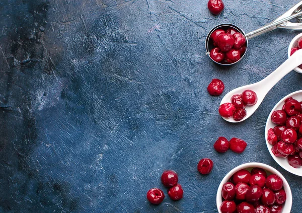 Reife Entkernte Kirschen Gefrorene Früchte Und Beeren Vor Dunklem Hintergrund — Stockfoto