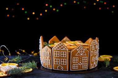 Kremalı güzel bisküvi, kurutulmuş portakal, ladin filizi, ev şeklinde zencefilli ekmek, sardalya, kenar. Yeni yıl kutlamaları ve doğum günü pastası..