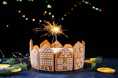 Kremalı güzel bisküvi, kurutulmuş portakal, ladin filizi, ev şeklinde zencefilli ekmek, sardalya, kenar. Yeni yıl kutlamaları ve parıltılı doğum günü pastası.