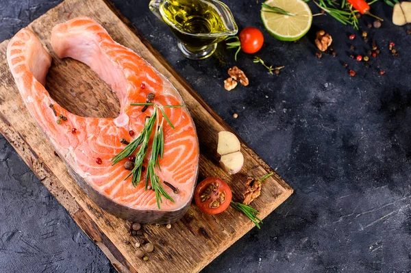 新鮮な赤魚のサーモン スパイス トマト レモン ローズマリー オイル 脂肪の大部分 体に役立つ食品 オメガ 適切な栄養 — ストック写真