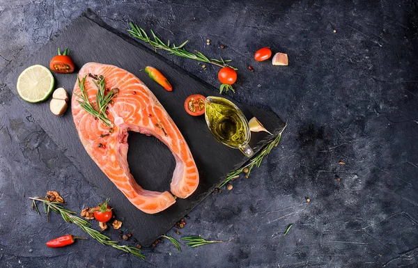 新鮮な赤魚のサーモン スパイス トマト レモン ローズマリー オイル 脂肪の大部分 体に役立つ食品 オメガ 適切な栄養 — ストック写真