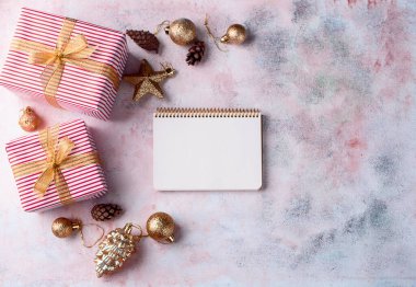 Tatil için iki büyük kutu, yeni yıl paketleri, pullar, oyuncaklar, not defteri, mesaj için yer. Tatil içeriği. Yukarıdan bak. Düz yatıyordu