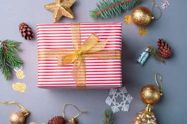 Yeni yıl hediyesi güzel kağıtlar, altın kurdeleler, pullar, oyuncaklar, koniler, toplar, Noel ağaçları ile dolu. Tatil içeriği. Düz yatıyordu