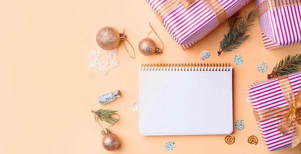 Tatil için iki büyük kutu, yeni yıl paketleri, pullar, oyuncaklar, not defteri, mesaj için yer. Tatil içeriği. Yukarıdan görüntüle.