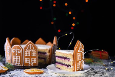 İçinde üzümlü reçel, krema, ev şeklinde zencefilli kek ve kar var. Işık, kurutulmuş portakal. Tatil içeriği