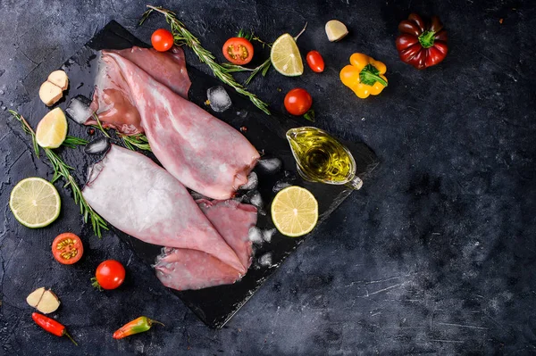 新鮮な野菜と2つの新鮮なイカの死体 ラズマリンの小枝 スパイス 暗い背景にオリーブオイル テキストの場所シーフード — ストック写真