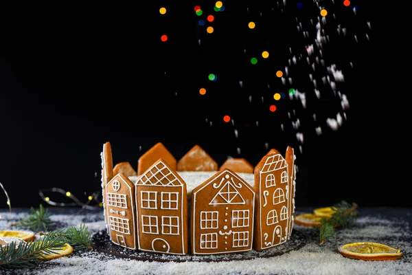 漂亮的饼干蛋糕 干橙子 小枝的云杉 姜饼的形式的房子 新年庆祝活动及生日蛋糕 — 图库照片