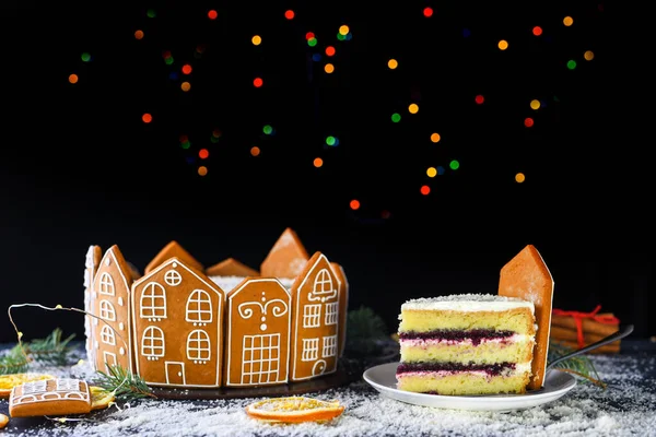 漂亮的饼干蛋糕加了一层醋栗酱 姜饼的形式的房子 干橙子 假日内容 — 图库照片