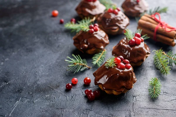 Christmas Chocolate Cupcakes Icing Decorated Sprig Spruce Cranberries Dark Table — Stock Photo, Image