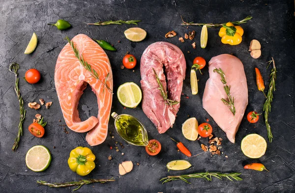 肉や魚の新鮮で健康的な食品 チキンフィレ マスステーキ スパイス ラズマリンの小枝 ライム オリーブオイル 上からの眺め — ストック写真