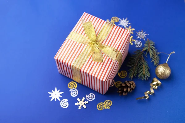 Ένα Εορταστικό Κουτί Δώρου Όμορφα Συσκευασμένα Χρυσές Κορδέλες Παιχνίδια Χριστουγεννιάτικα — Φωτογραφία Αρχείου
