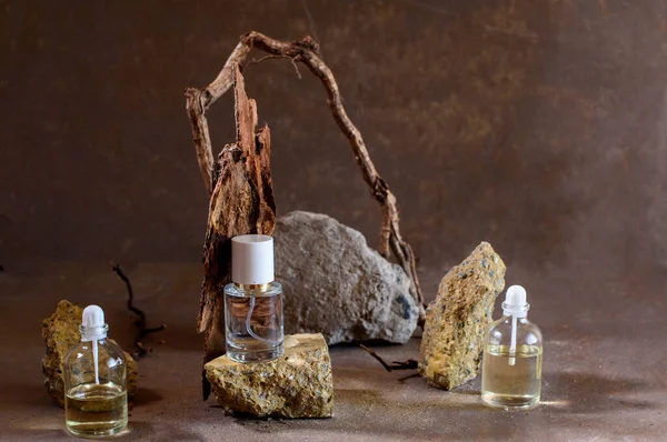 Spa yağı, kozmetik bakım, bej arka planda monokrom dikey yaratıcı sanat kompozisyonu. Doğal cilt bakımı kavramı. Doğal nesnelerin dengelenmesi