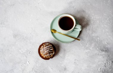 Güzel bir fincanda hafif bir tonda güzel kokulu çay. Kremalı lezzetli pasta ve kum hamuru. Beton zeminde tatlı ve çay. Düz yatıyordu
