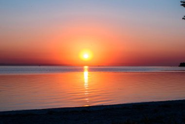 Sahilde güzel bir gün doğumu. İyi sabahlar. Sabahın büyüsü, erken uyanma. Doğa, yaz sabahı