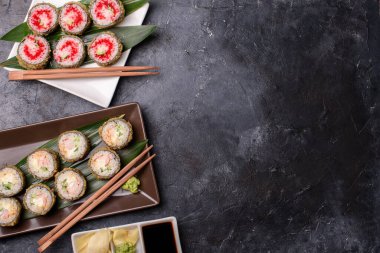 Avacado, somon, krem peynir, deniz yosunu, soya sosu ve zencefilli sandviç hazırla. Suşi yemeği.