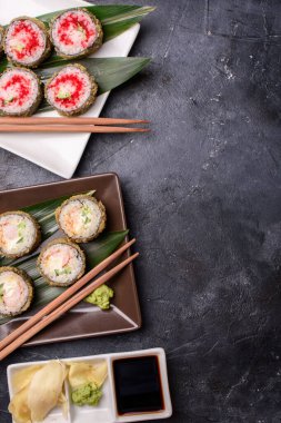 Avacado, somon, krem peynir, deniz yosunu, soya sosu ve zencefilli sandviç hazırla. Suşi yemeği.