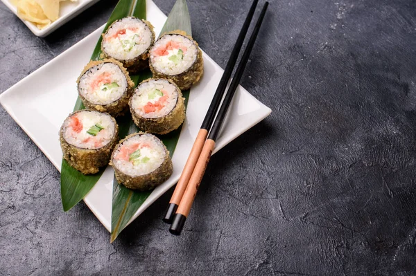 Avacado, somon, krem peynir, deniz yosunu, soya sosu ve zencefilli sandviç hazırla. Suşi yemeği.