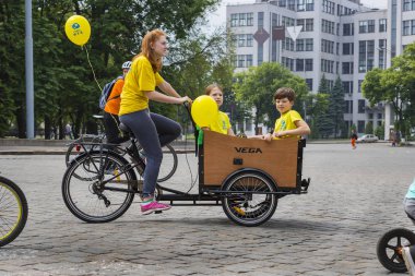 Kharkiv, Ukrayna - 20 Mayıs, 2018: yıllık bahar şehir Bisiklete binme tatil ve şehrin sokaklarında bisiklet.