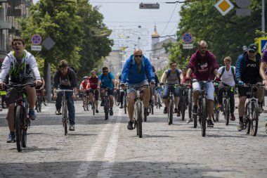 Kharkiv, Ukrayna - 20 Mayıs, 2018: yıllık bahar şehir Bisiklete binme tatil ve şehrin sokaklarında bisiklet.