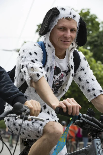 Kharkiv, Ukrayna - 20 Mayıs, 2018: yıllık bahar şehir Bisiklete binme tatil ve şehrin sokaklarında bisiklet.