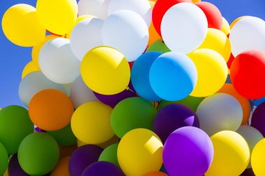 Arka plan gökyüzü arka plan üzerinde renkli balonlar bir dizi