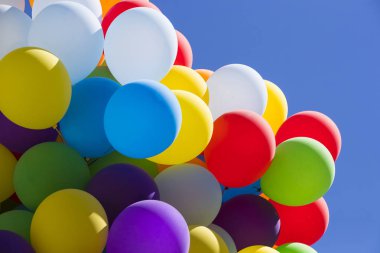 Arka plan gökyüzü arka plan üzerinde renkli balonlar bir dizi