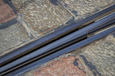 Eski taş yolun arka plan üzerinde eski tramvay coli