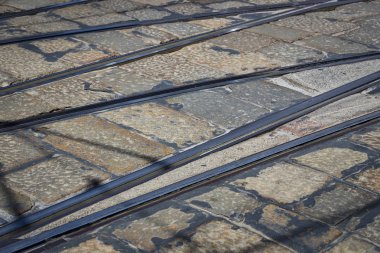 Eski taş yolun arka plan üzerinde eski tramvay coli