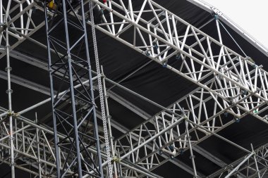 Arka plan aydınlatıcılar olan bir taşınabilir konser sahne metal inşaat.