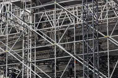 Arka plan aydınlatıcılar olan bir taşınabilir konser sahne metal inşaat.