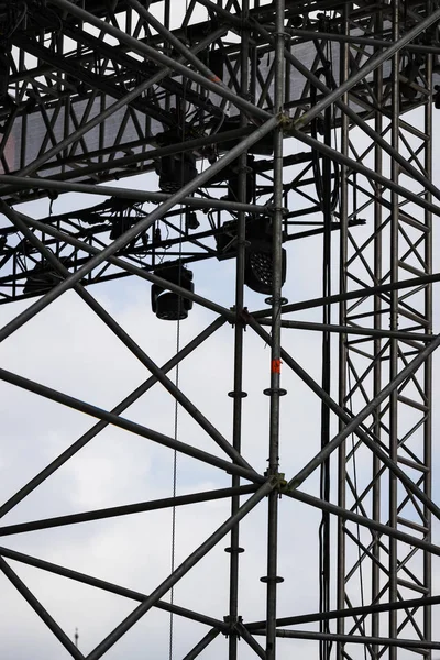 Arka Plan Aydınlatıcılar Olan Bir Taşınabilir Konser Sahne Metal Inşaat — Stok fotoğraf