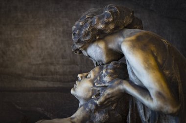 Yas, Milan anıtsal mezarlıkta mezar heykelleri.