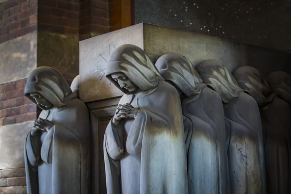 Estátuas Luto Nas Sepulturas Cemitério Monumental Milão — Fotografia de Stock