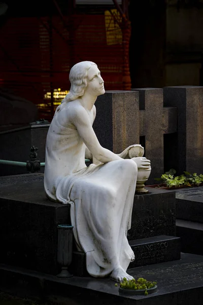 Standbeelden Van Rouw Bij Het Graven Van Monumentale Begraafplaats Milaan — Stockfoto