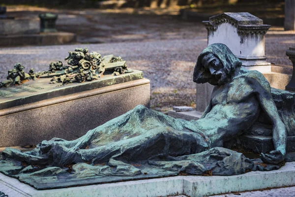 Standbeelden Van Rouw Bij Het Graven Van Monumentale Begraafplaats Milaan — Stockfoto