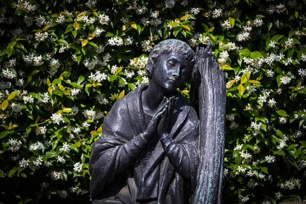 Αγάλματα Του Πένθους Τάφους Μνημειώδες Νεκροταφείο Στο Μιλάνο — Φωτογραφία Αρχείου