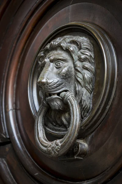 Ahşap duvar kapı tokmağı yakın çekim 