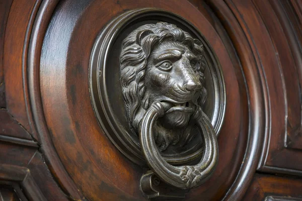 Ahşap duvar kapı tokmağı yakın çekim 