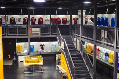 6 Haziran 2018, Milan, İtalya: müze oyuncular Inter ve Milan T-shirt San Siro Stadı nda futbol kulüpleri ünlüdür.