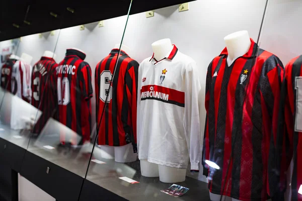 6 Haziran 2018, Milan, İtalya: müze oyuncular Inter ve Milan T-shirt San Siro Stadı nda futbol kulüpleri ünlüdür.