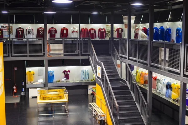 6 Haziran 2018, Milan, İtalya: müze oyuncular Inter ve Milan T-shirt San Siro Stadı nda futbol kulüpleri ünlüdür.