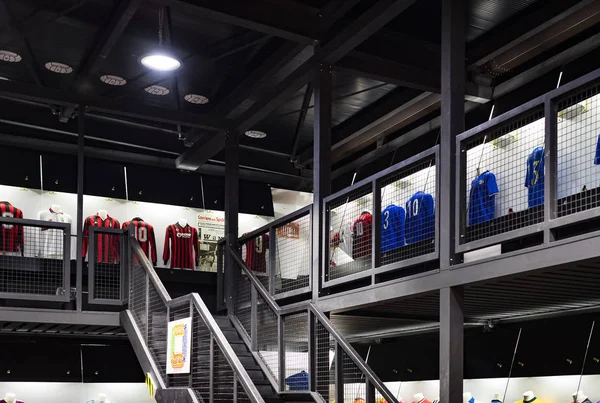 6 Haziran 2018, Milan, İtalya: müze oyuncular Inter ve Milan T-shirt San Siro Stadı nda futbol kulüpleri ünlüdür.