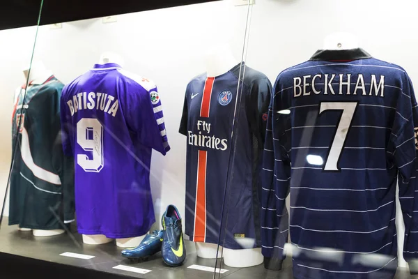 6 Haziran 2018, Milan, İtalya: müze oyuncular Inter ve Milan T-shirt San Siro Stadı nda futbol kulüpleri ünlüdür.